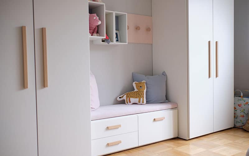 Luxus Kinderzimmer mit Hochbett und Schrank maßgeschneidert von Dearkids und Mobimio